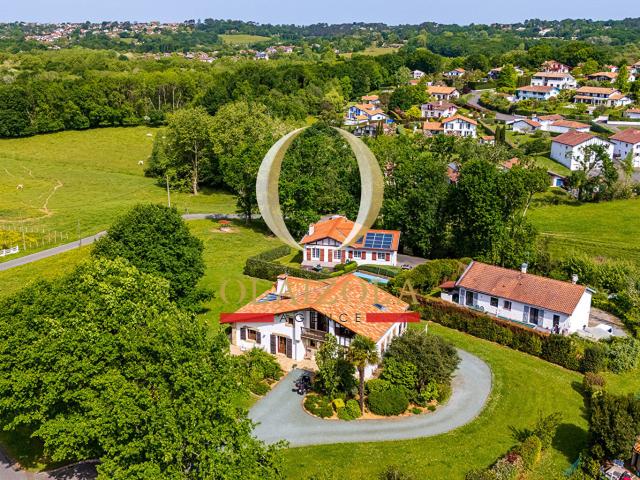 Maison 5 pièces 234 m²