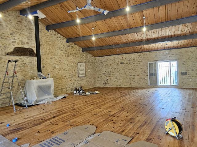 Saint Mamert du Gard Maison de village en pierres rénovée avec jardin, piscine et garage 60 m2