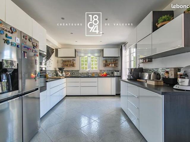 Maison 5 pièces 240 m²