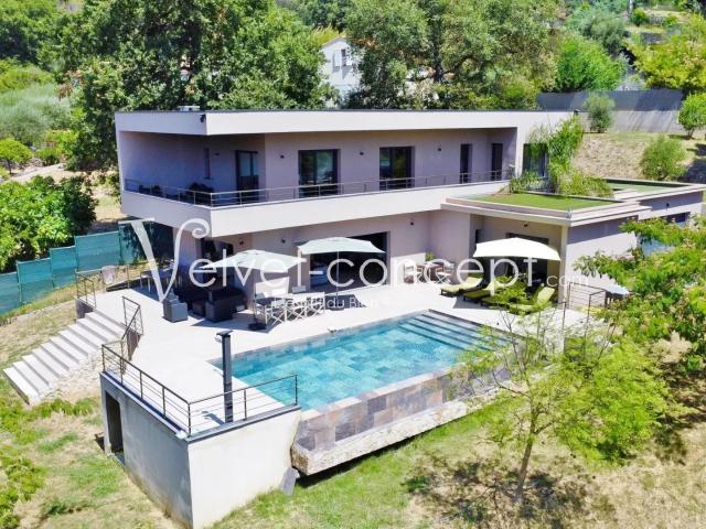 Maison 5 pièces 240 m²