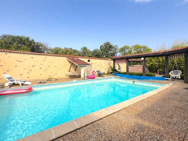 Maison 5 pièces 257m2 avec piscine et garages à AIRE SUR L'A. 254m² Aire sur l'Adour
