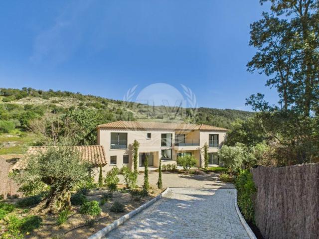 Maison 5 pièces 250 m²