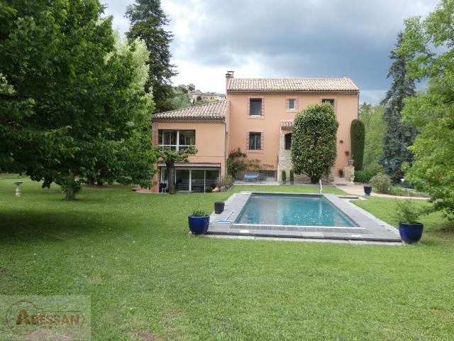 Maison 5 pièces 251 m²