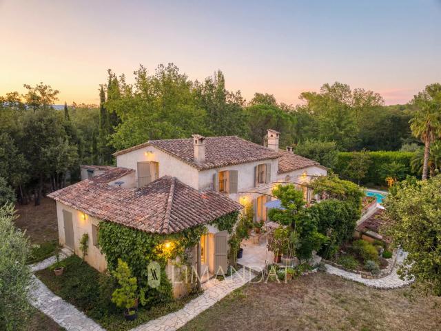 Maison 5 pièces 330 m²