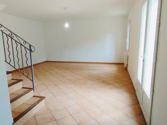 Maison 5 pièces, 87 m² à louer à Pertuis 84120