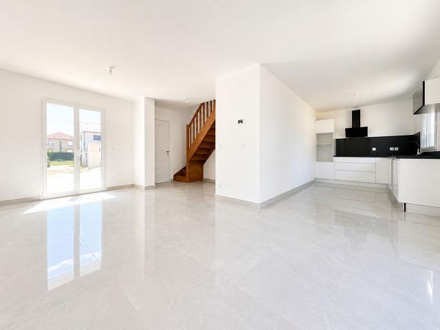 Maison 5 pièces à louer à Combs la Ville Réf. 805921