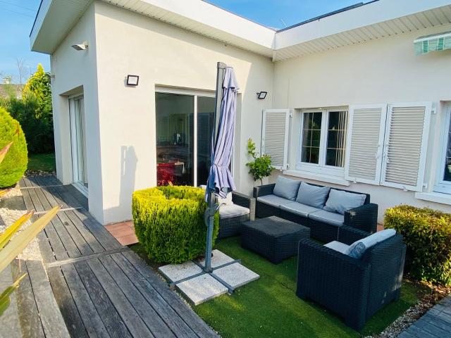 Maison 5 pièces de 105 m2 avec piscine et garage