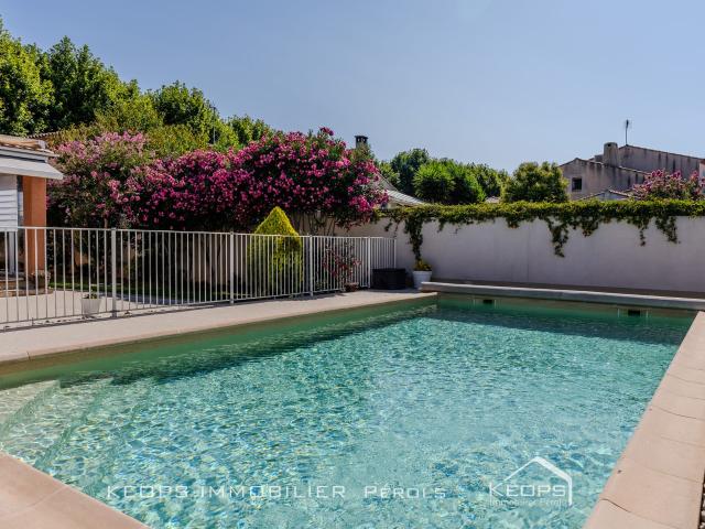 Maison 5 pièces de 121 m2 sur 701 m2 avec piscine, véranda et grand garage