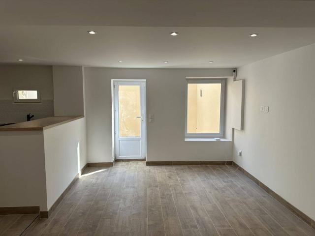 Maison 5 pièces rénovée a neuf, 4 chambres, cave voûtée et cour