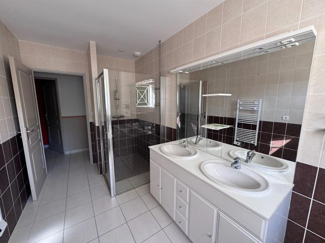 Maison 6 pièces, 107 m² à louer à La Couronne 16400