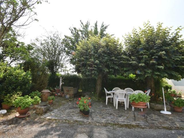 MAISON PLAIN PIED 2 Chambres 77 m² + MAISON 3 niveaux 3 Chambres 82 m² GARAGE et DEPENDANCES terrain 1700 m² environ MAGNAC LAVAL 87190