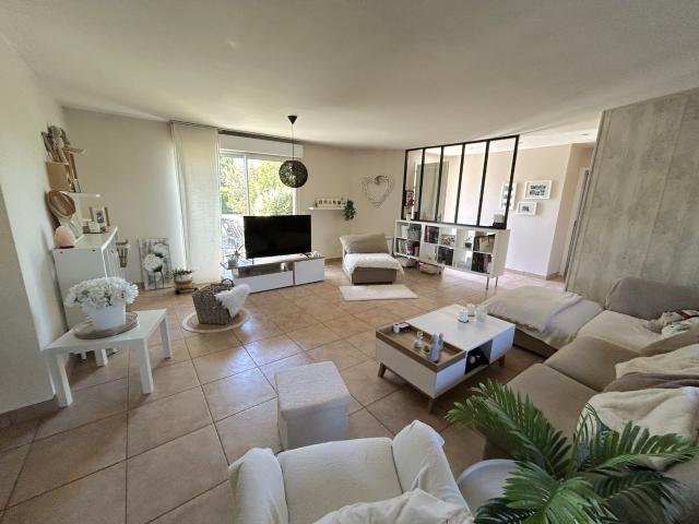 Maison 5 chambres, garage, jaccuzzi, cave, panneaux solaires
