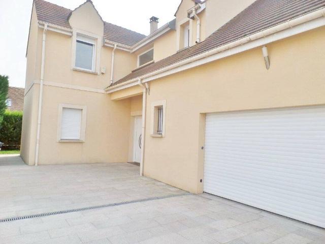 Maison 6 pièces, 196,78 m² hab, terrain env. 600 m², garage.