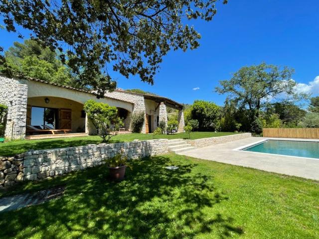 Maison 6 pièces, 191 m² à louer à Tourrettes sur Loup 06140