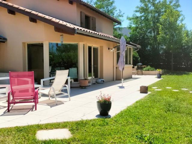 Maison 6 pièces, 210 m² à louer à Saint Genis Laval 69230