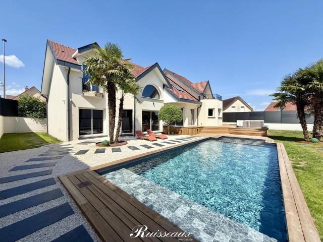 Maison 6 pièces 220 m²