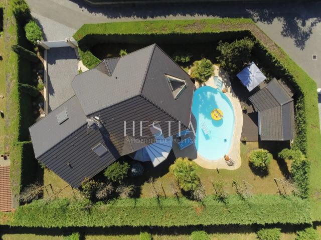 Maison 6 pièces 221 m²