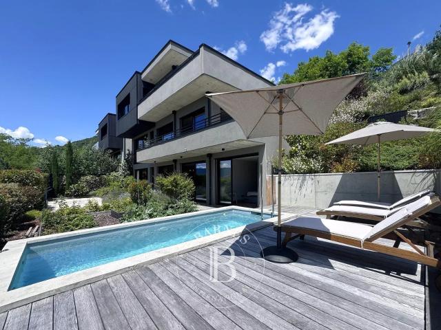 Maison 6 pièces 239 m²