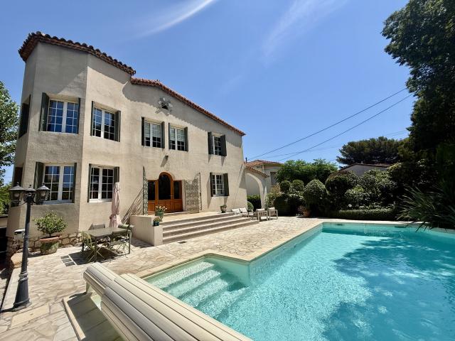 Maison 6 pièces 233 m²