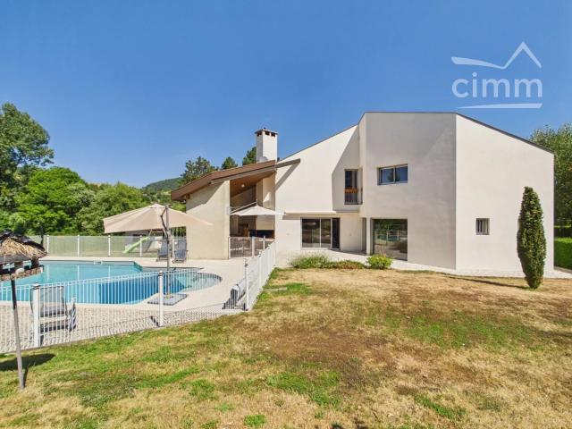 Maison 6 pièces 245 m²