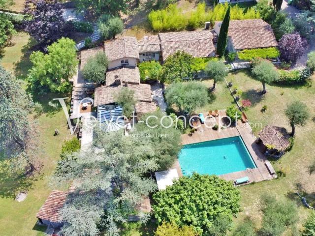 Maison 6 pièces 245 m²