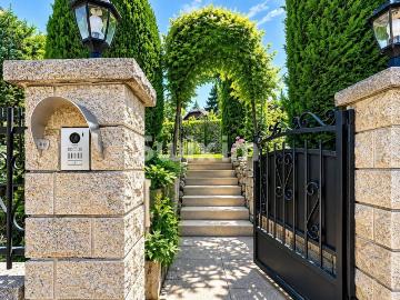 Maison 6 pièces 247 m²