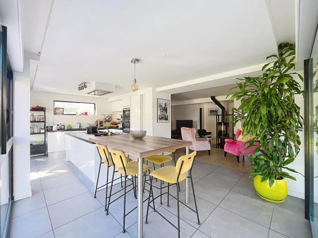 Maison 6 pièces 240 m²