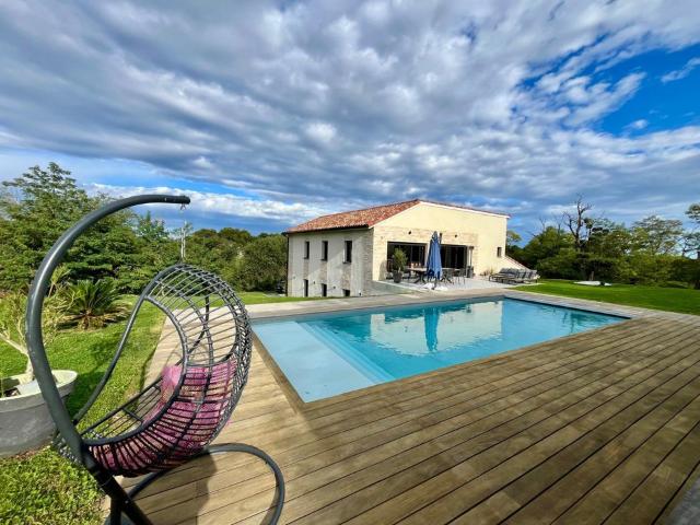 Maison 6 pièces 240 m²