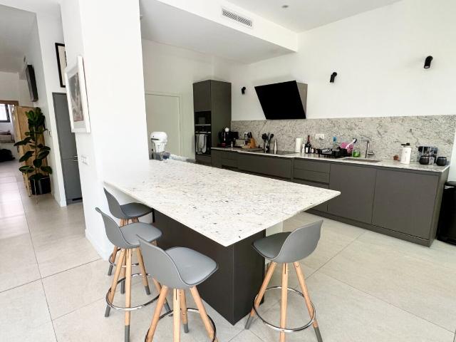 Maison 6 pièces, 240 m² à louer à Aix en Provence 13100