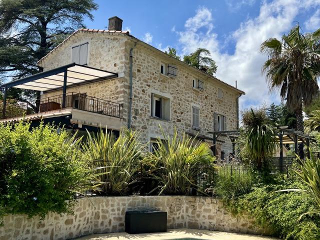 Maison 6 pièces 241 m²