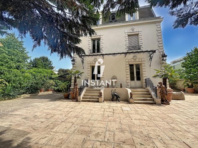 Maison 6 pièces 250 m²