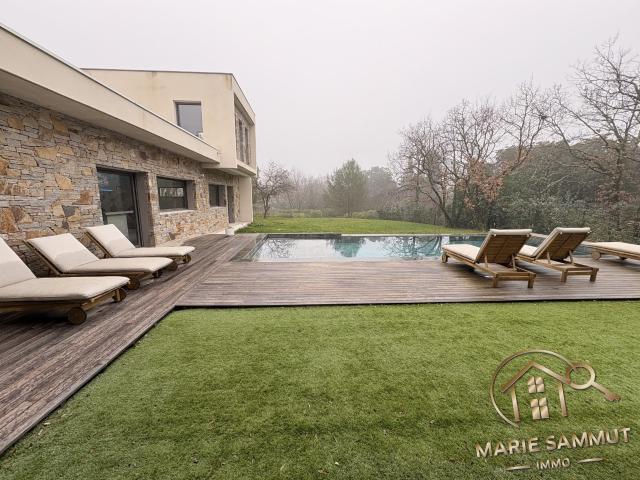 Maison 6 pièces 304 m²