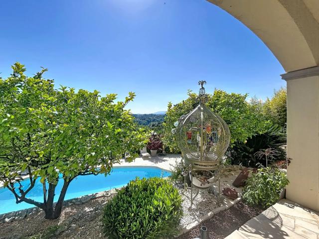 Maison 6 pièces 300 m²