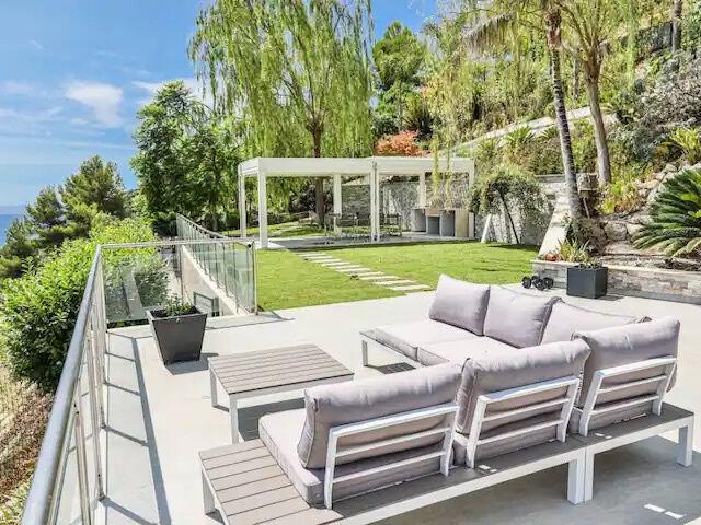 Maison 6 pièces, 300 m² à louer à Èze 06360