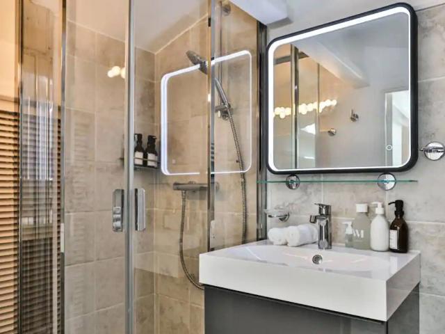 Maison 6 pièces, 300 m² à louer à Èze 06360