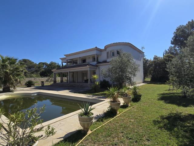 Maison 6 pièces 301 m²