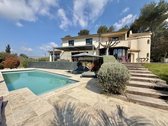 Maison 6 pièces 320 m²
