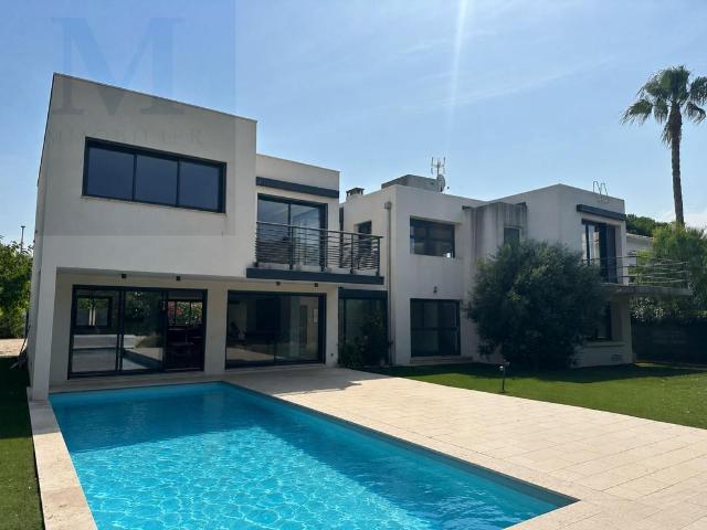 Maison 6 pièces 320 m²