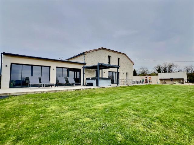 Maison 6 pièces 322 m²