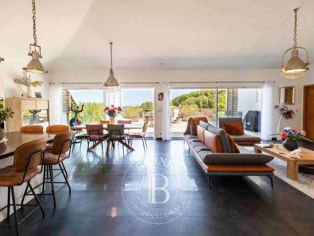 Maison 6 pièces 323 m²