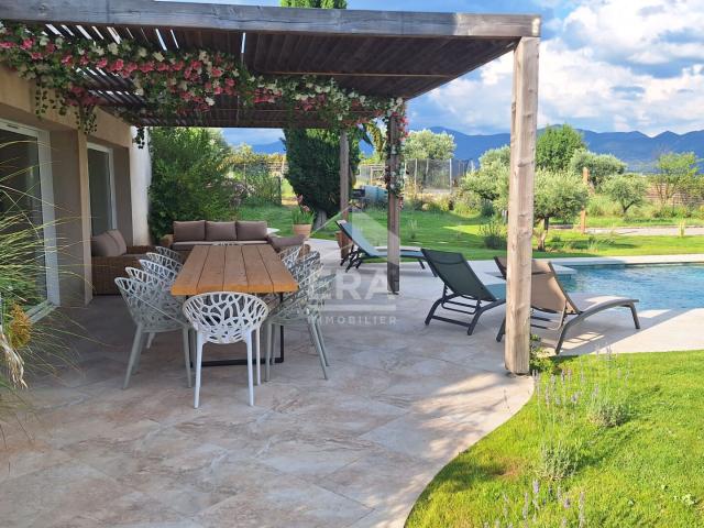 Maison 6 pièces 330 m²