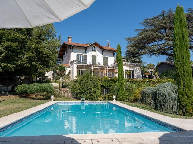 Maison 6 pièces 382 m²