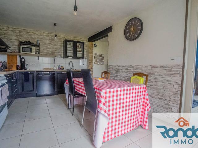 Maison 6 pièces / 4 chambres / 145m2 / 889 m2 terrain 145m² Le Montsaugeonnais