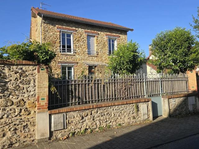 Maison 6 pièces à louer au centre ville de Chambourcy