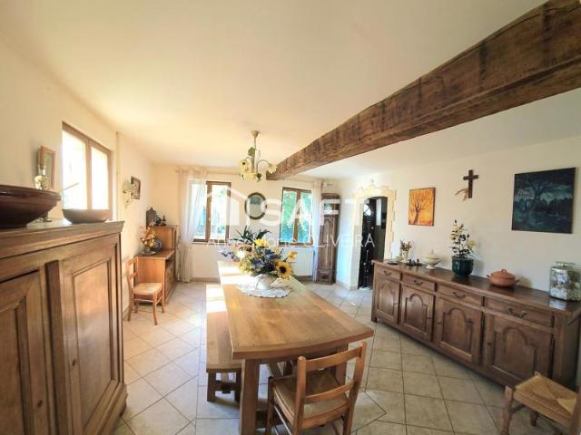 Maison 6 pièces avec 4 chambres, Véranda 30m2 et grande pièce de vie sur un terrain de 1177m2 avec dépendances
