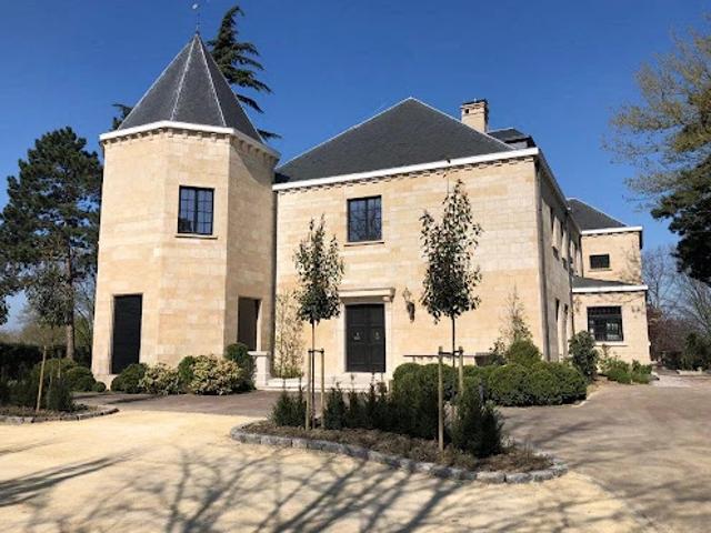 Maison contemporaine avec piscine et jardin
