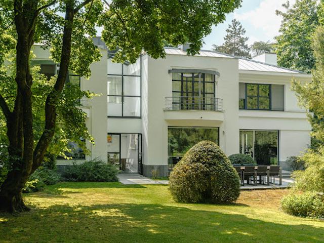 Maison contemporaine avec piscine et jardin