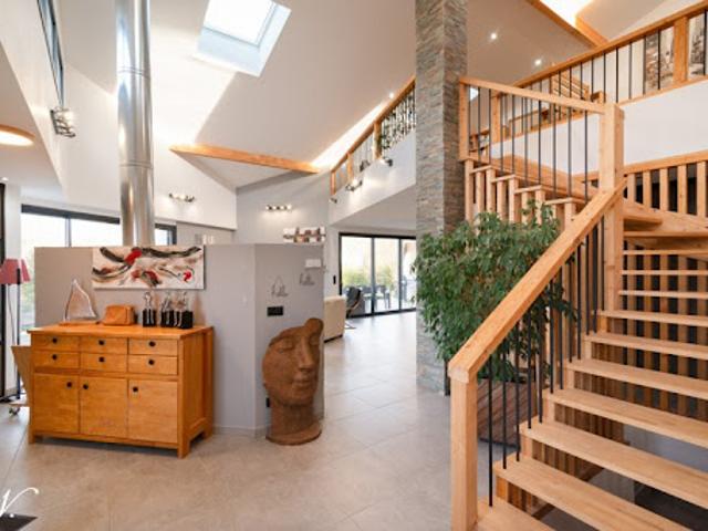 Maison contemporaine avec piscine et jardin
