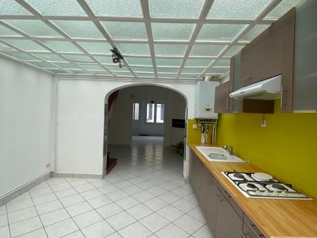 Maison 79 m 2 chambres avec cour et dépendances