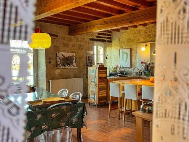 Propriété de charme dans un village prisé avec cour intérieure